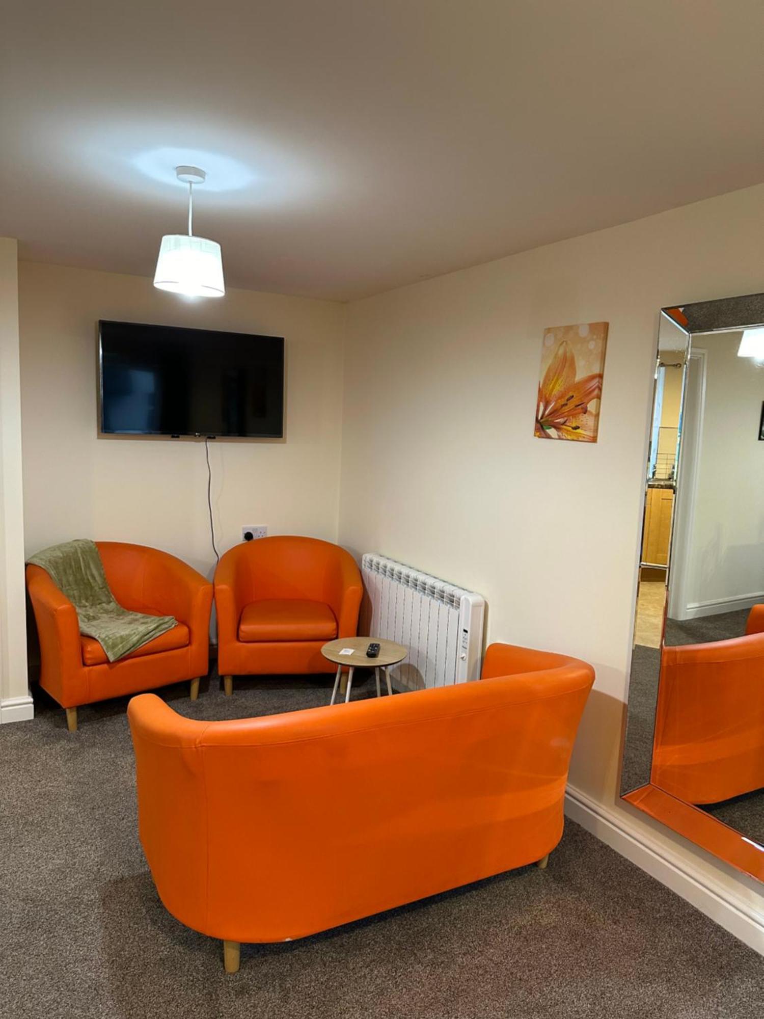 Orange Lilly In Stroud With Free Parking Apartman Kültér fotó