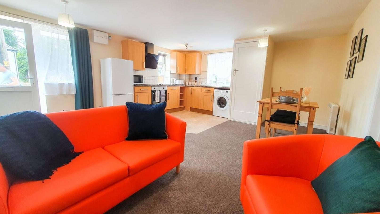 Orange Lilly In Stroud With Free Parking Apartman Kültér fotó